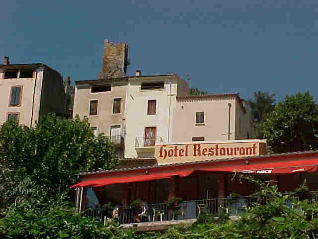 la tour carolingienne et le restaurant