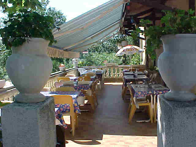 la terrasse  l'abri du soleil